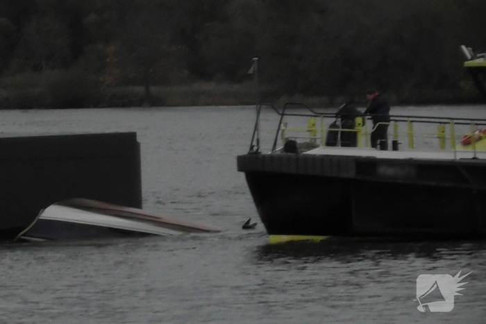 Boot slaat om op rivier, hulpdiensten groots opgeroepen