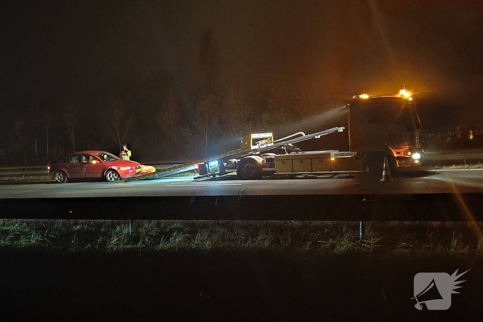 Automobilist botst tegen vangrail