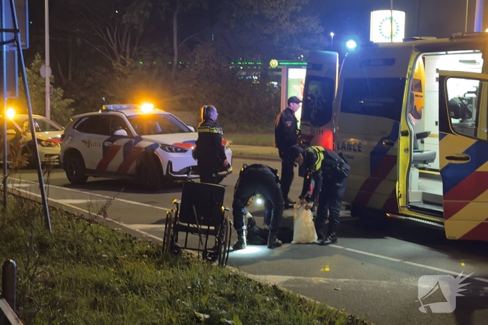 Dronken man valt met rolstoel en raakt gewond