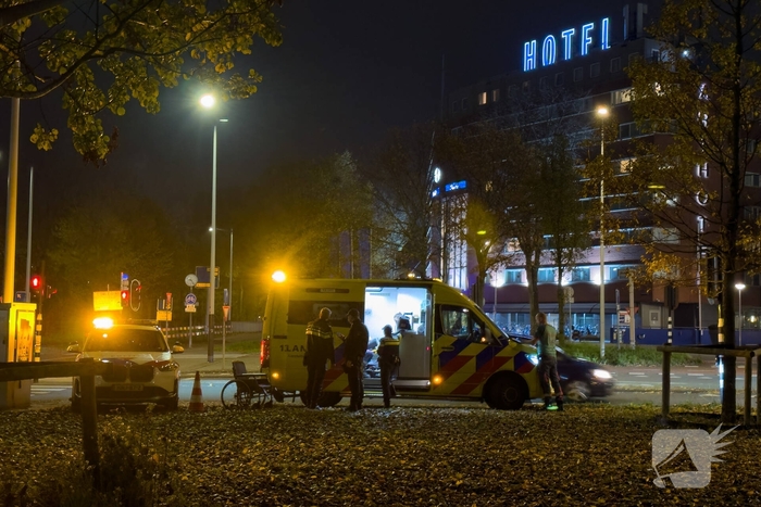 Dronken man valt met rolstoel en raakt gewond