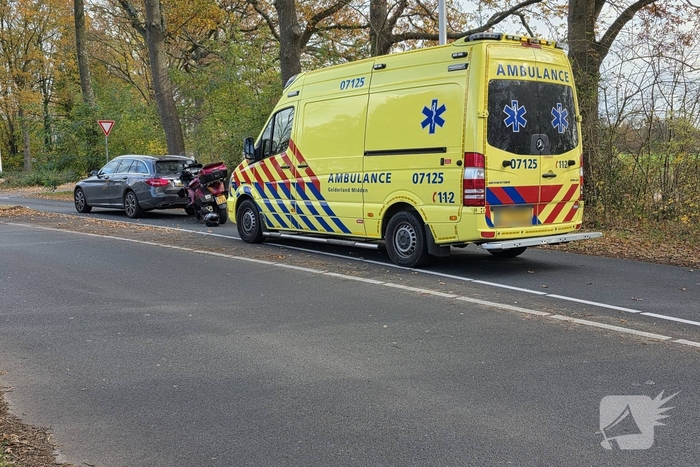 Motorrijder botst achterop auto