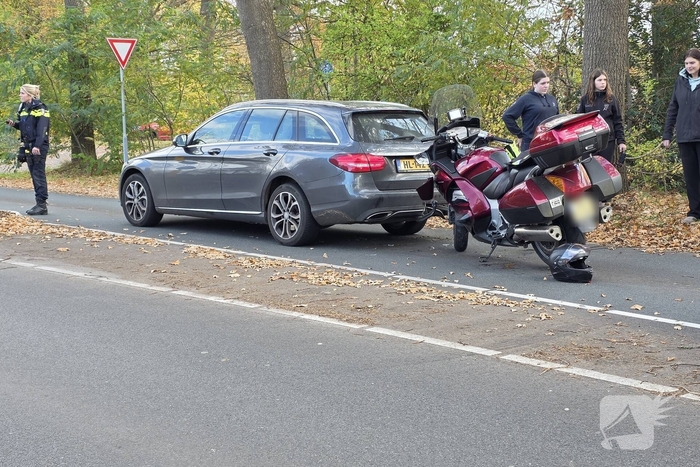 Motorrijder botst achterop auto