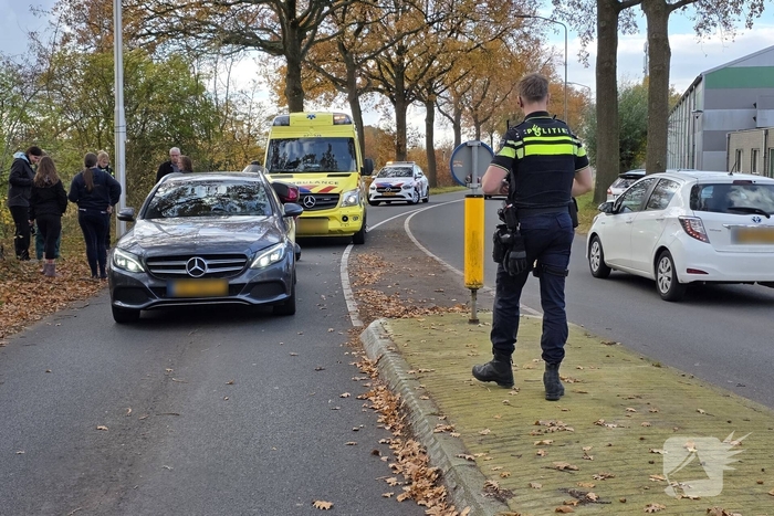 Motorrijder botst achterop auto