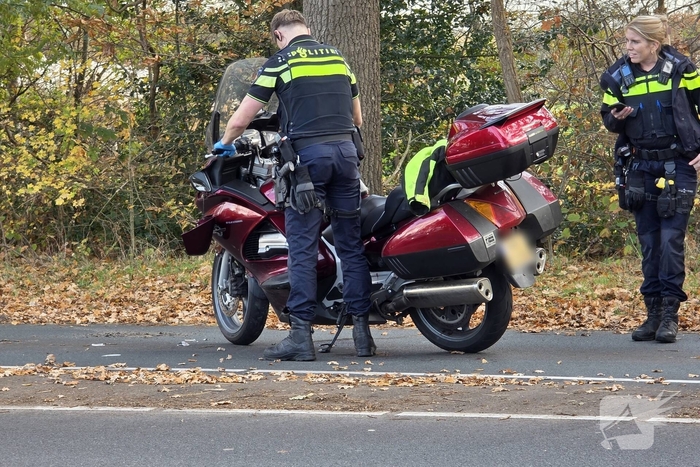 Motorrijder botst achterop auto