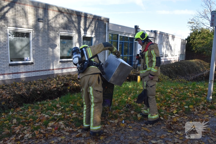 Prullenbak vat vlam door vuurwerk