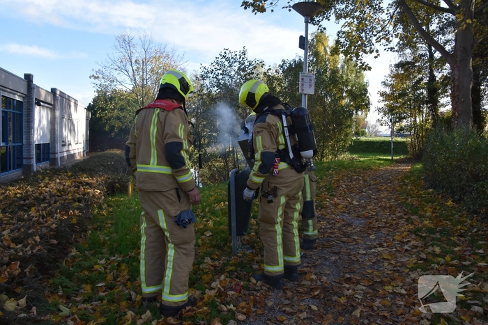 Prullenbak vat vlam door vuurwerk