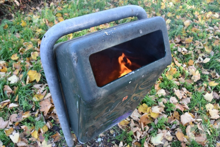 Prullenbak vat vlam door vuurwerk