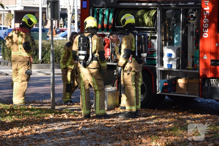 Prullenbak vat vlam door vuurwerk