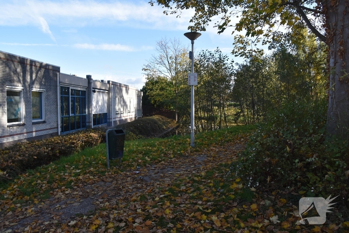 Prullenbak vat vlam door vuurwerk