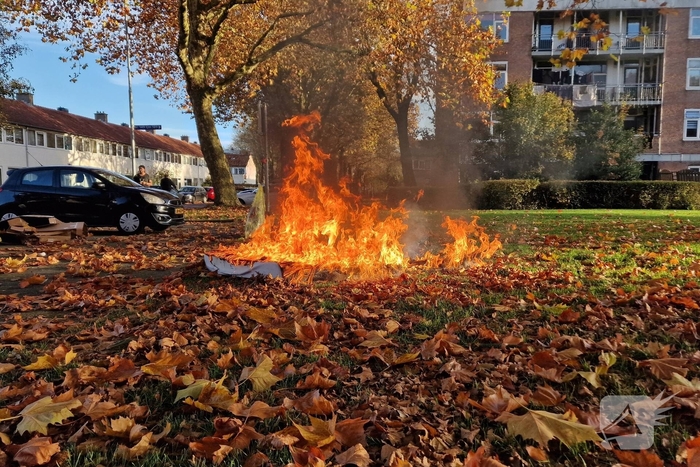 Buitenbrand veroorzaakt hoge vlammen