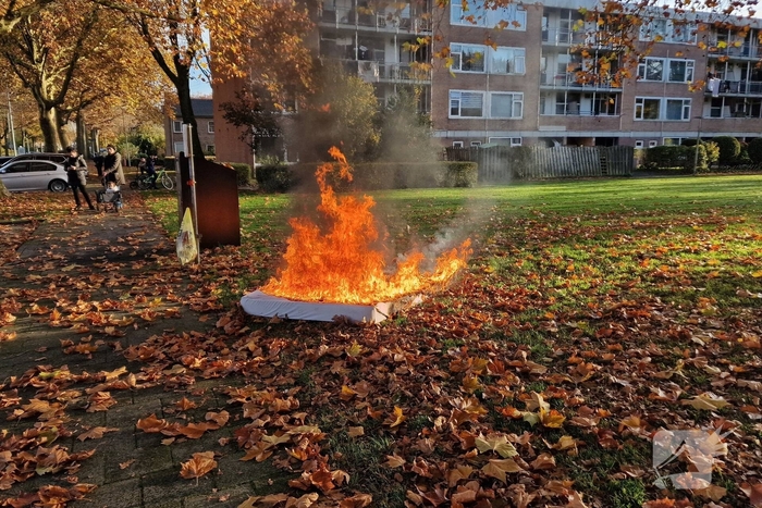 Buitenbrand veroorzaakt hoge vlammen