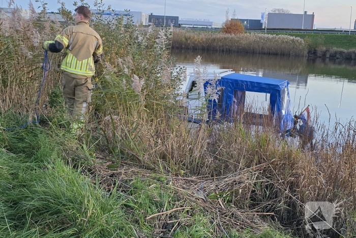 Brandweer helpt stuurloze boot