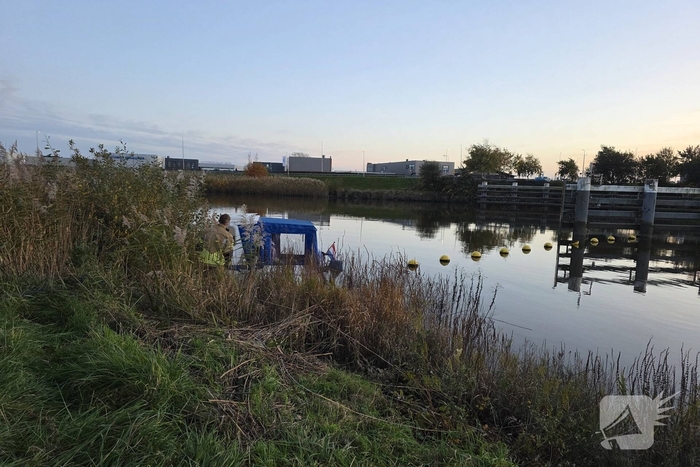 Brandweer helpt stuurloze boot