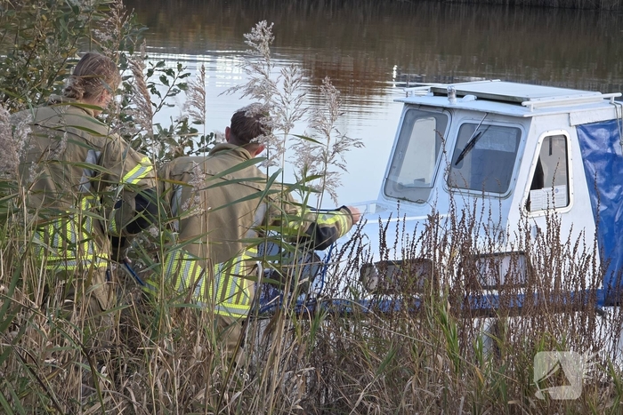 Brandweer helpt stuurloze boot