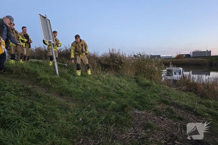 Brandweer helpt stuurloze boot