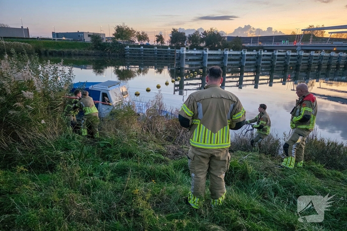 Brandweer helpt stuurloze boot