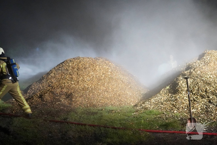 Buitenbrand in houtsnippers opnieuw gewekt