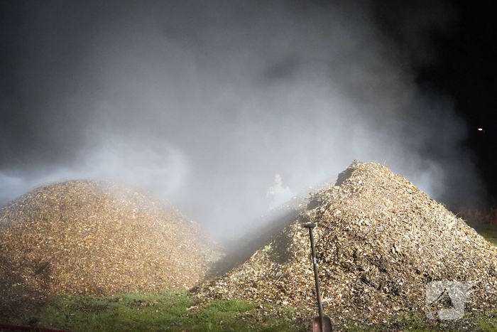 Buitenbrand in houtsnippers opnieuw gewekt