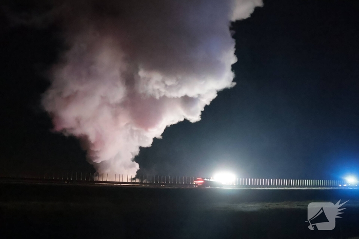 Auto vliegt in brand op snelweg