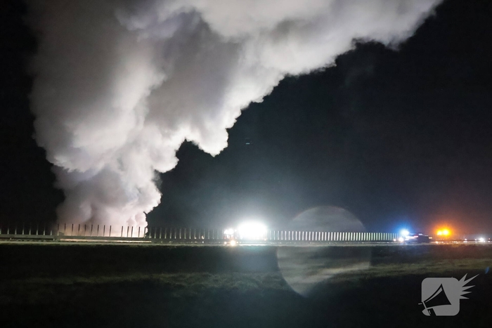 Auto vliegt in brand op snelweg