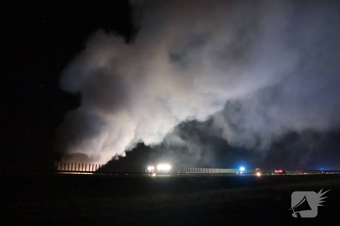 Auto vliegt in brand op snelweg