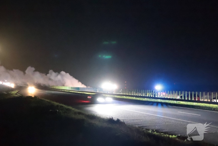 Auto vliegt in brand op snelweg