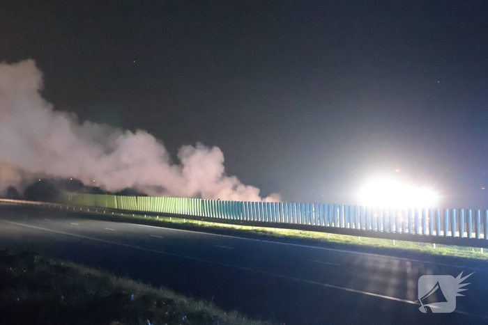 Auto vliegt in brand op snelweg
