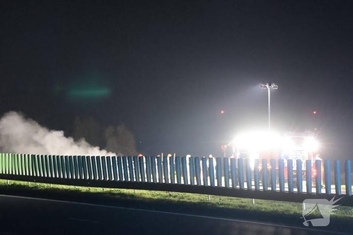 Auto vliegt in brand op snelweg