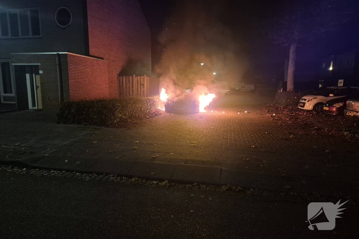 Politie onderzoekt oorzaak van autobrand