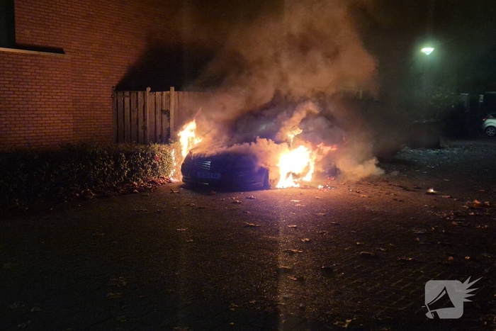 Politie onderzoekt oorzaak van autobrand