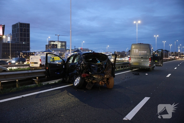 Zwaargewonden bij kettingbotsing op snelweg