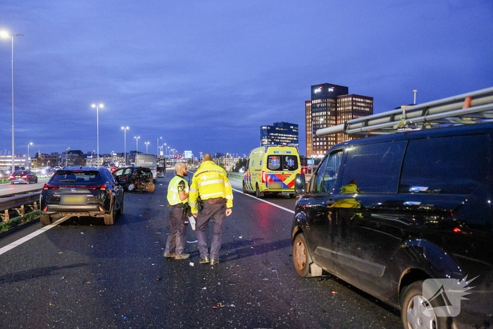 Zwaargewonden bij kettingbotsing op snelweg