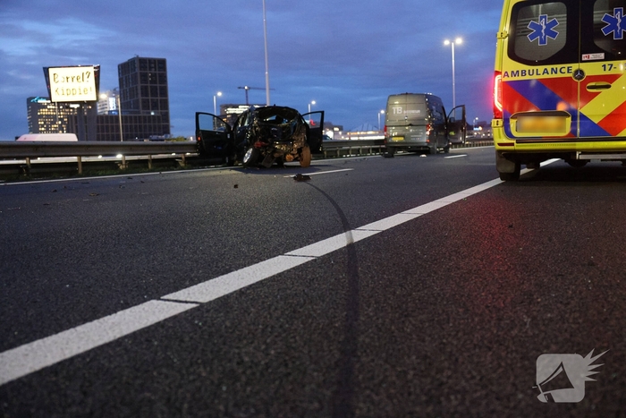 Zwaargewonden bij kettingbotsing op snelweg