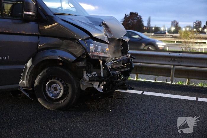 Zwaargewonden bij kettingbotsing op snelweg