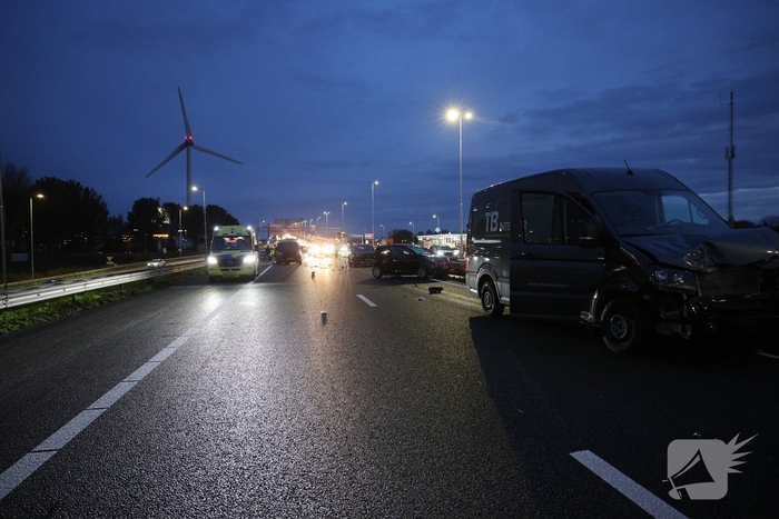 Zwaargewonden bij kettingbotsing op snelweg
