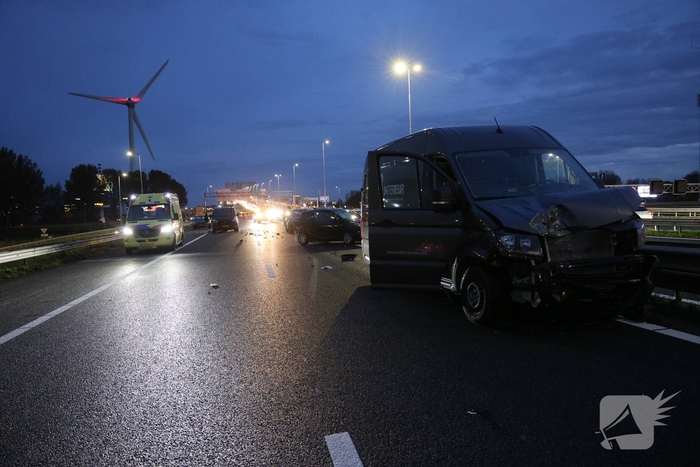 Zwaargewonden bij kettingbotsing op snelweg