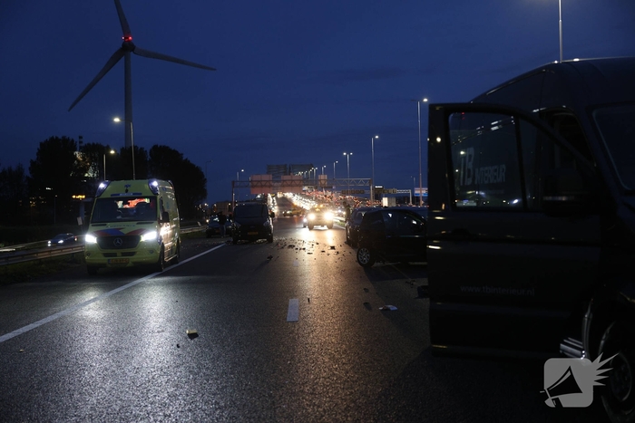 Zwaargewonden bij kettingbotsing op snelweg