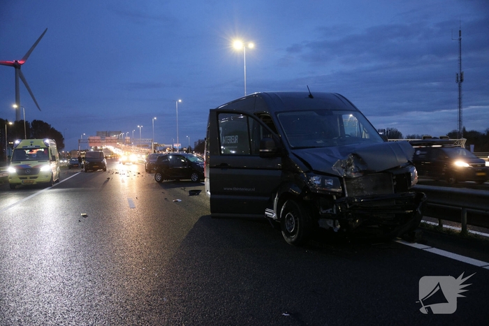 Zwaargewonden bij kettingbotsing op snelweg