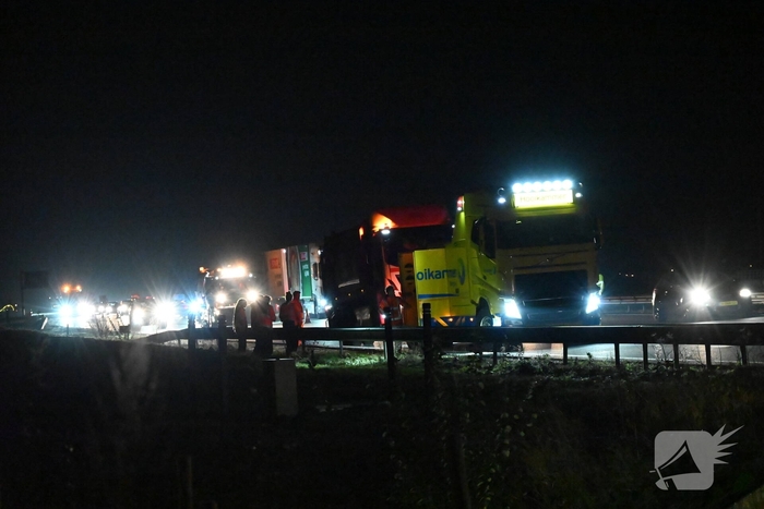 Vuilniswagen lekt olie op snelweg