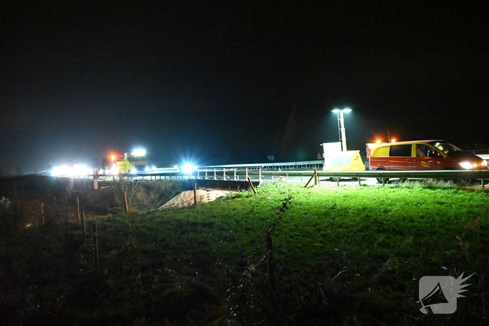 Vuilniswagen lekt olie op snelweg