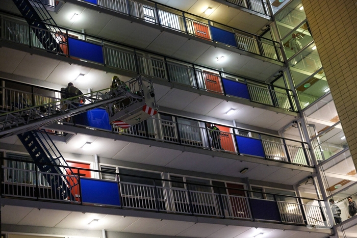 Woningbrand leidt tot ziekenhuisopname en politieonderzoek