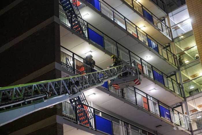 Woningbrand leidt tot ziekenhuisopname en politieonderzoek