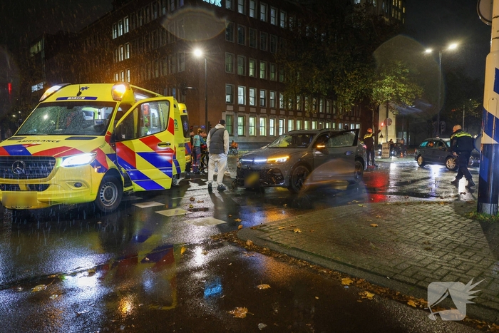 Scooter van Thuisbezorgd botst op auto