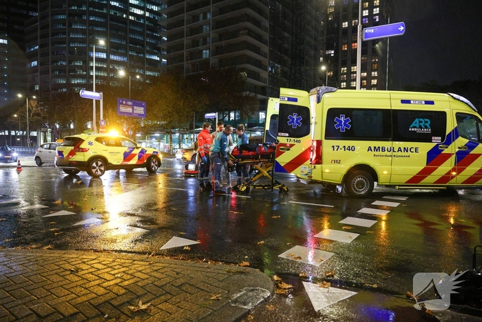 Scooter van Thuisbezorgd botst op auto