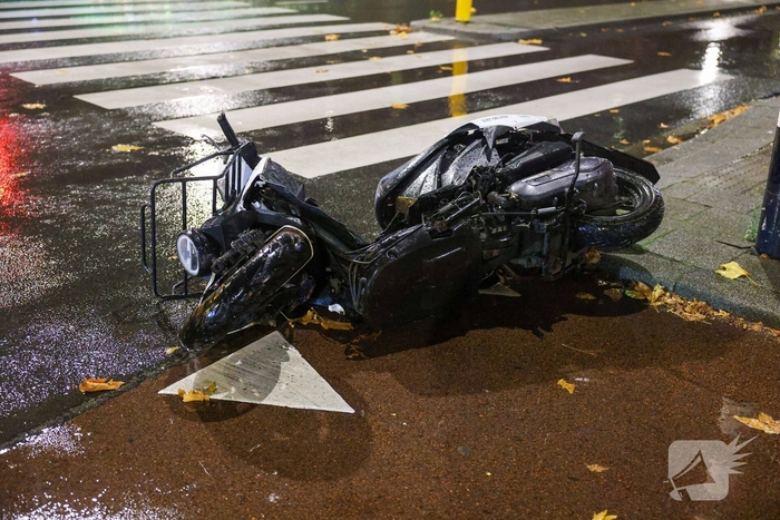 Scooter van Thuisbezorgd botst op auto