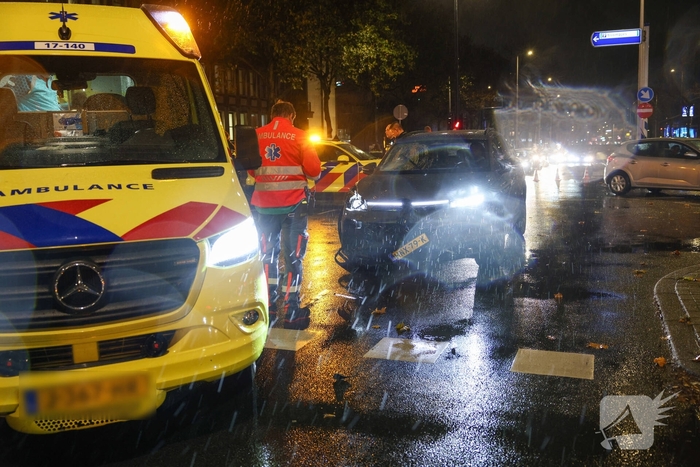 Scooter van Thuisbezorgd botst op auto