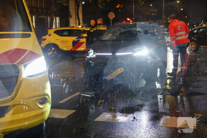 Scooter van Thuisbezorgd botst op auto
