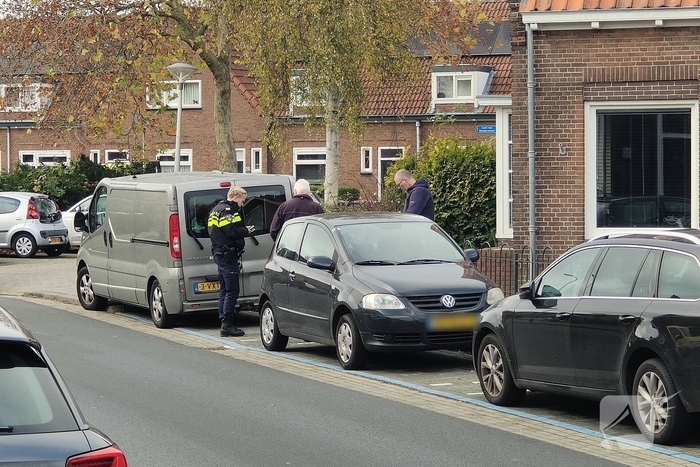 Fietser geschampt door bestelbus