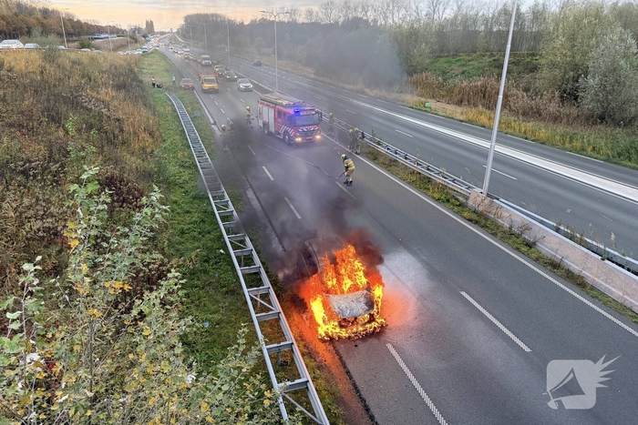 Auto in brand tijdens rit zonder gewonden