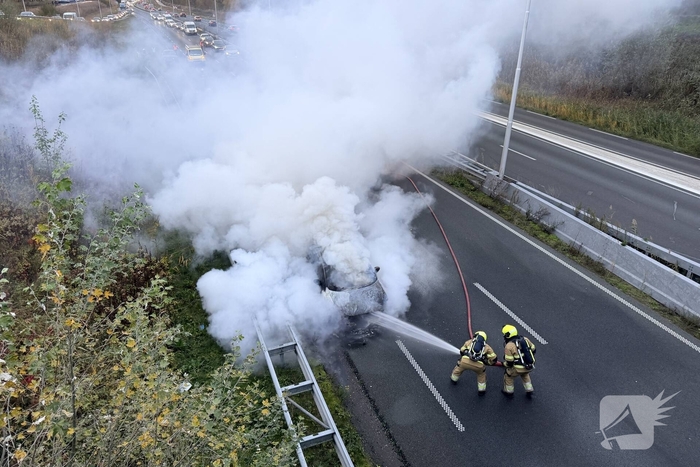 Auto in brand tijdens rit zonder gewonden